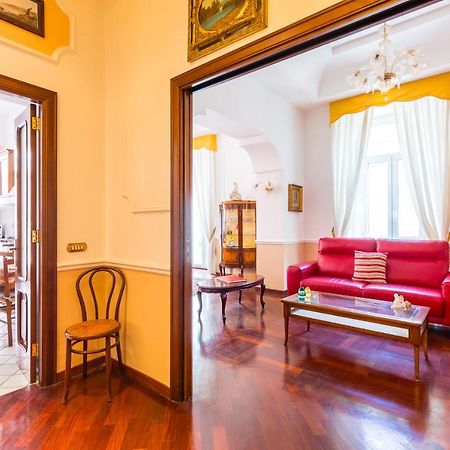 Grand Classic Apartment At San Martino By Napoliapartments Bagian luar foto