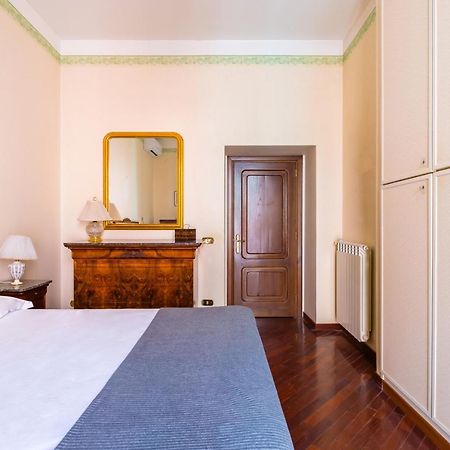 Grand Classic Apartment At San Martino By Napoliapartments Bagian luar foto