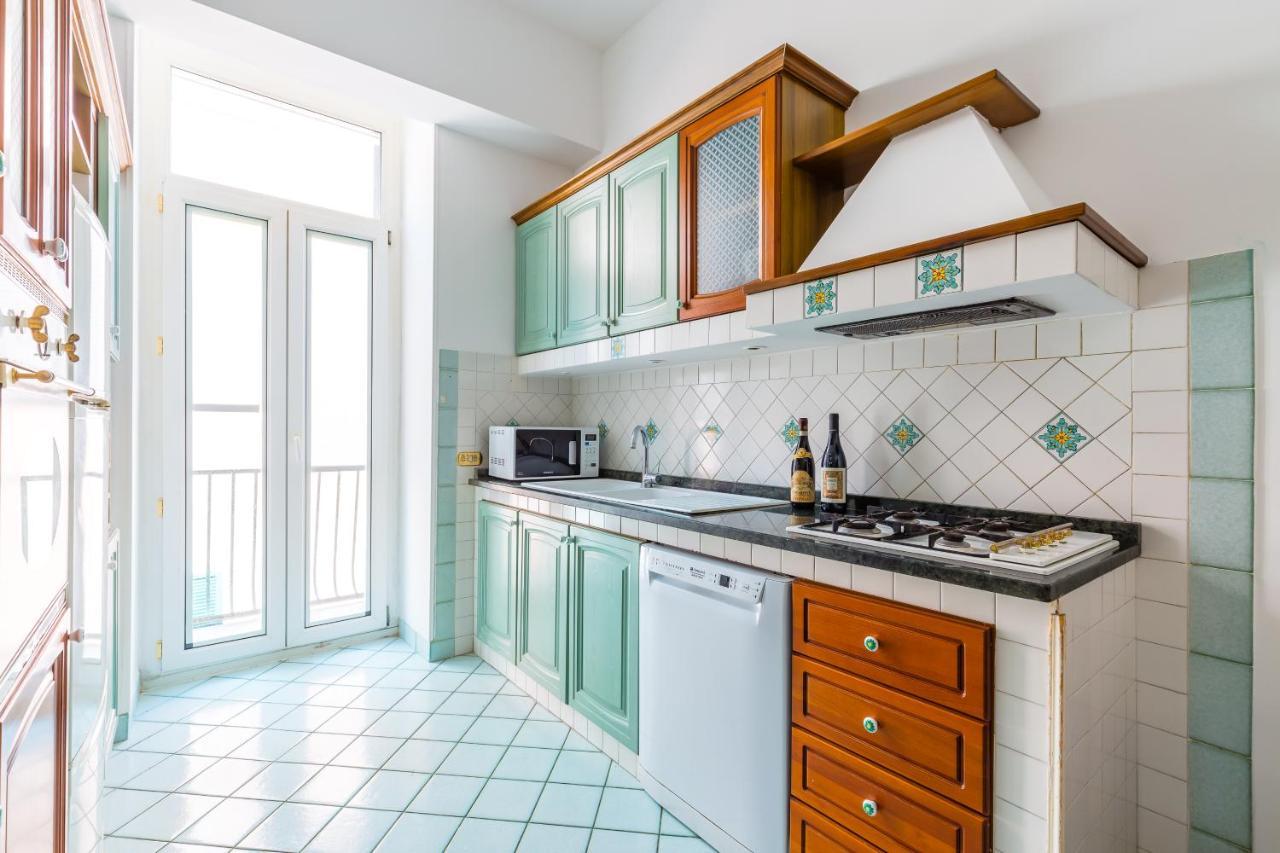 Grand Classic Apartment At San Martino By Napoliapartments Bagian luar foto