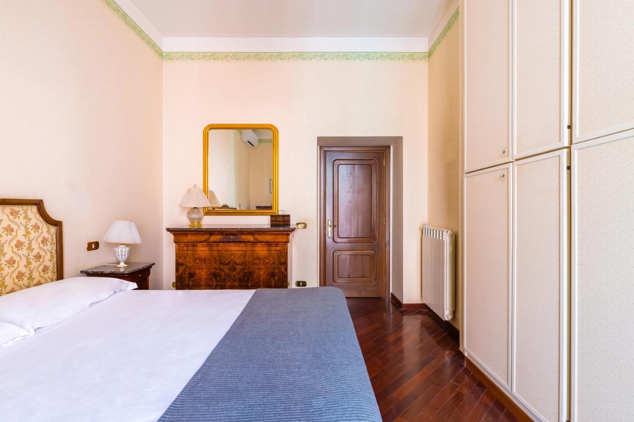 Grand Classic Apartment At San Martino By Napoliapartments Bagian luar foto