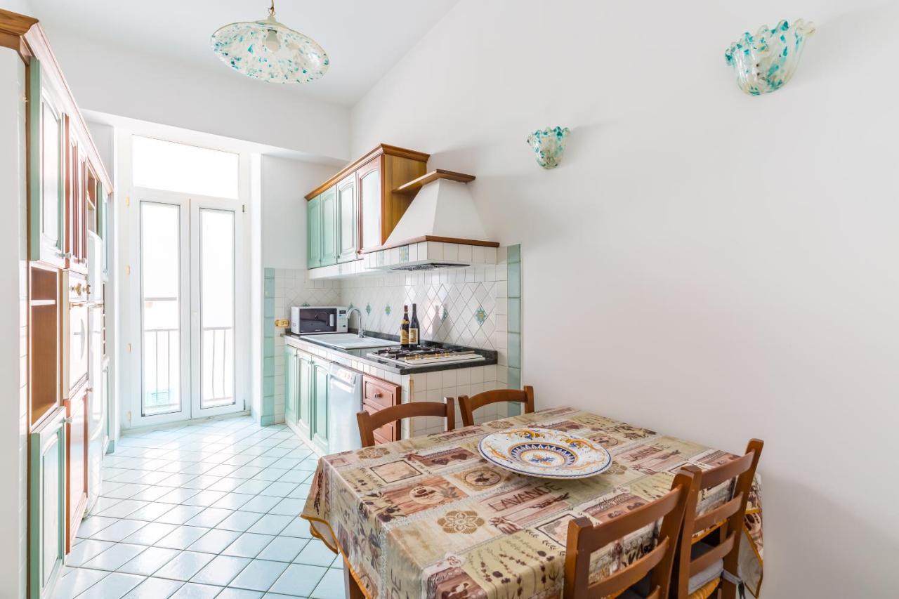 Grand Classic Apartment At San Martino By Napoliapartments Bagian luar foto