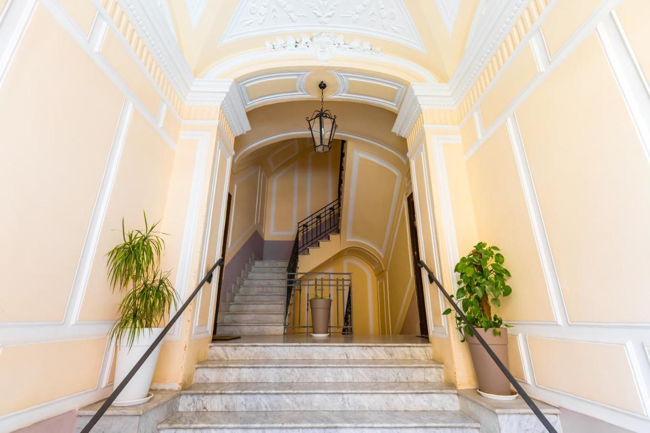 Grand Classic Apartment At San Martino By Napoliapartments Bagian luar foto